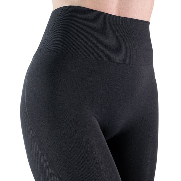 Leggings Pinocchietto Air Contro la cellulite*, tecnologia Micromesh per una traspirabilità di livello superiore, modello contenitivo
Tecnologia Fibramar® con Alghe Marine Guam® microincapsulate e i benefici dei F.I.R
Made in Italy