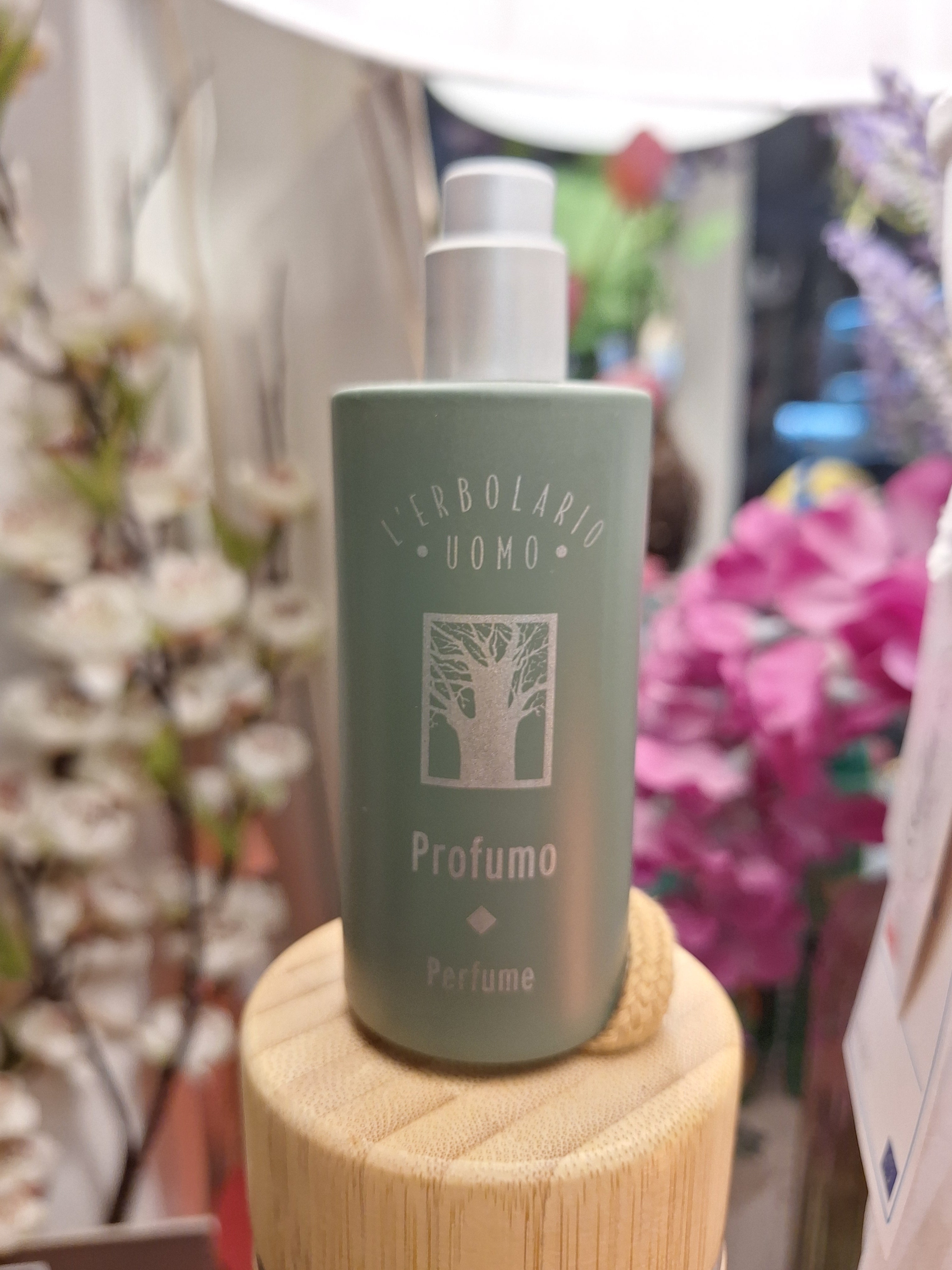 Profumo L'Erbolario Uomo
Fragranza maschile dalle note fresche e tonificanti

Formato: 100 ml